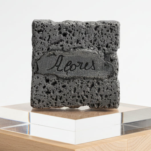 Souvenir des Açores – Aimant en pierre volcanique gravée à la main