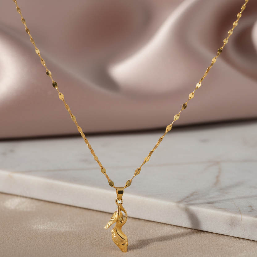 Colar "Stiletto Glow" em Ouro Laminado – A Elegância em Cada Passo