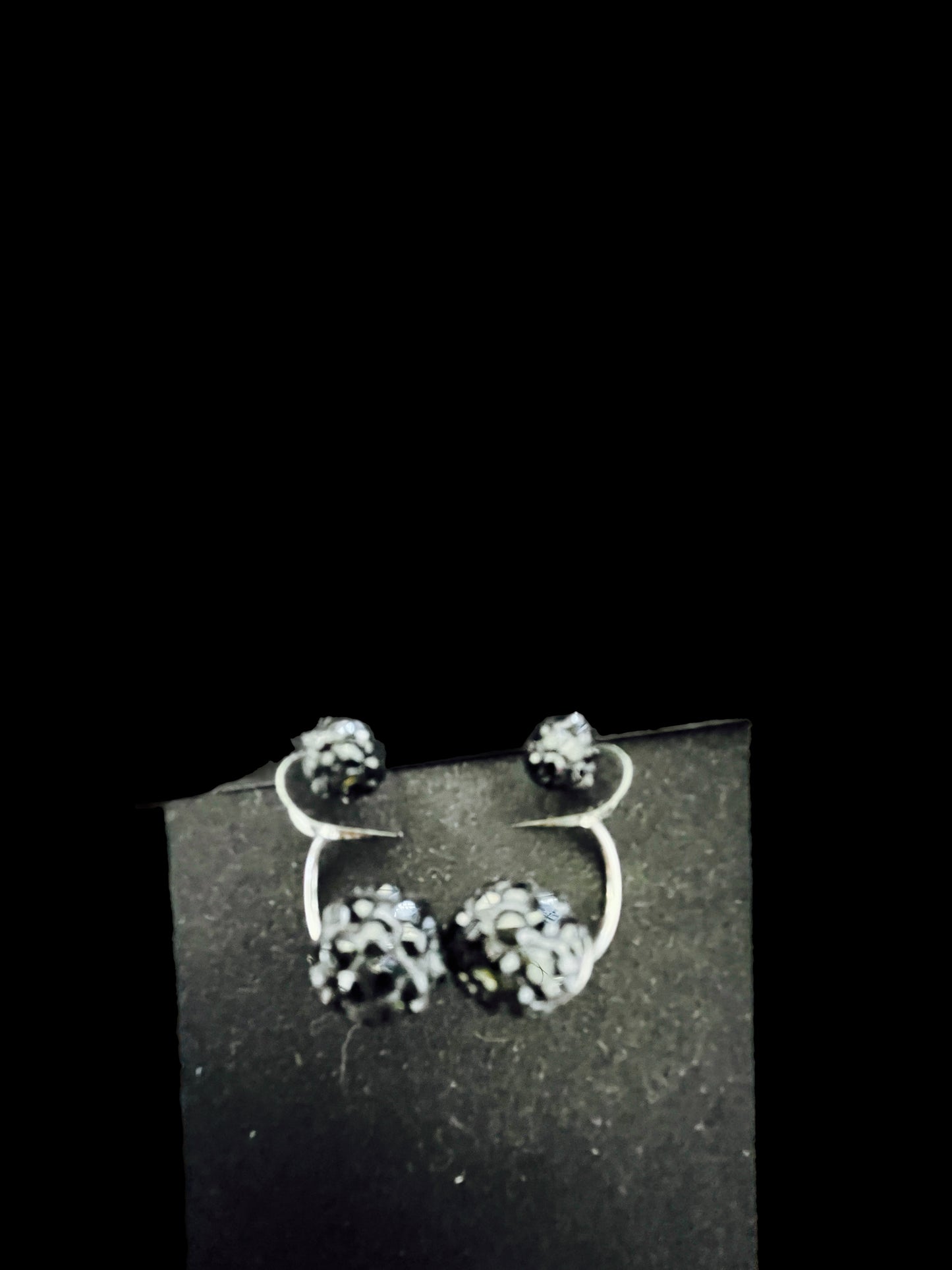 Brinco de Senhora Tipo Piercing em Prata com Zircônias