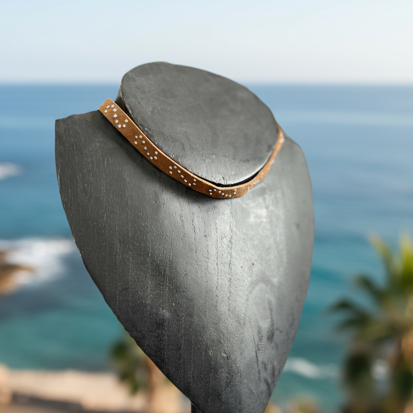 Collier ras-de-cou pour femme en cuir marron avec petites pierres