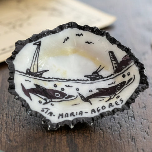 Íman de Lapa Média Pintado à Mão - "Golfinhos em Santa Maria" por Carlos Pereira