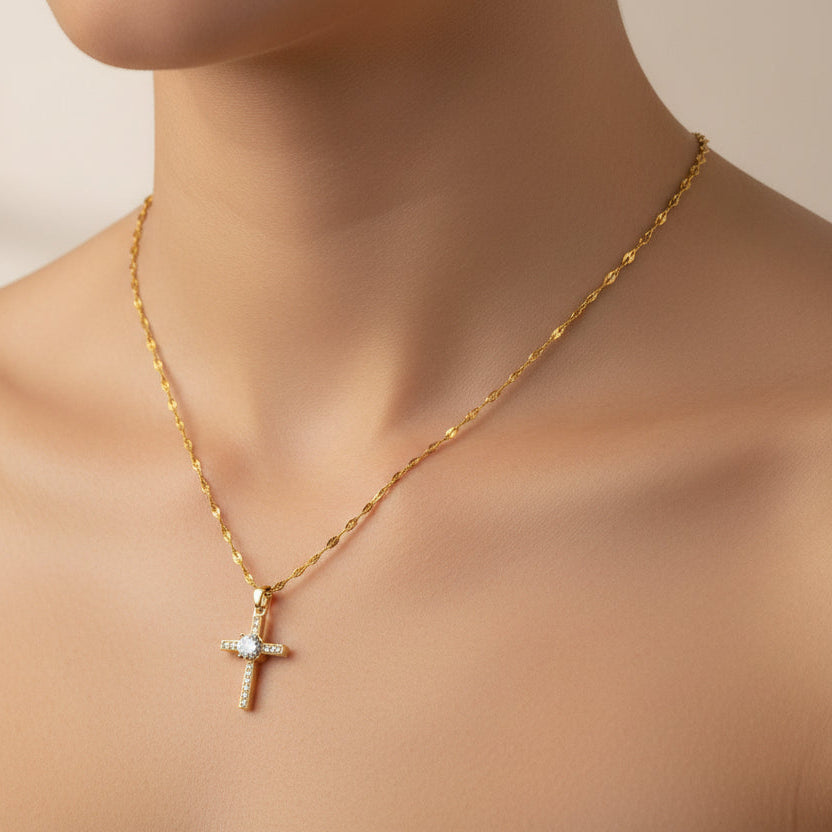 Collier en Acier Inoxydable Poli avec Pendentif Croix Zircons