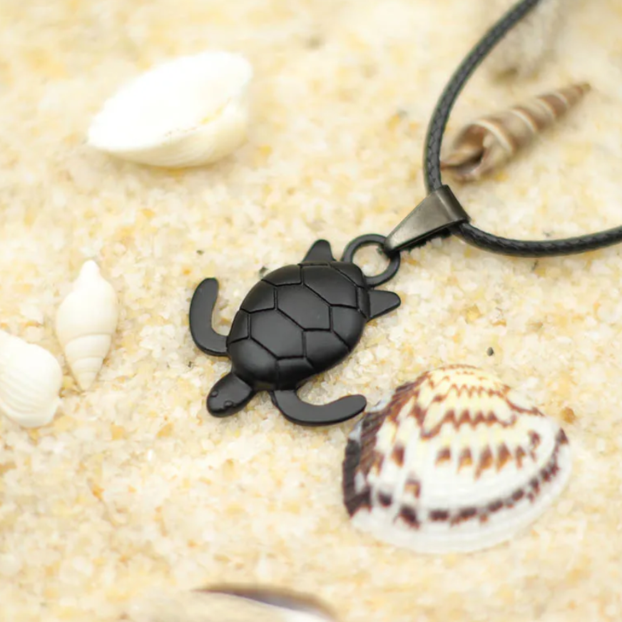 Colar Artesanal com Cordão de Couro e Pingente de Tartaruga