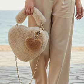 Mala Coração "Teddy Hug" em Pelúcia Bege – Puro Conforto!