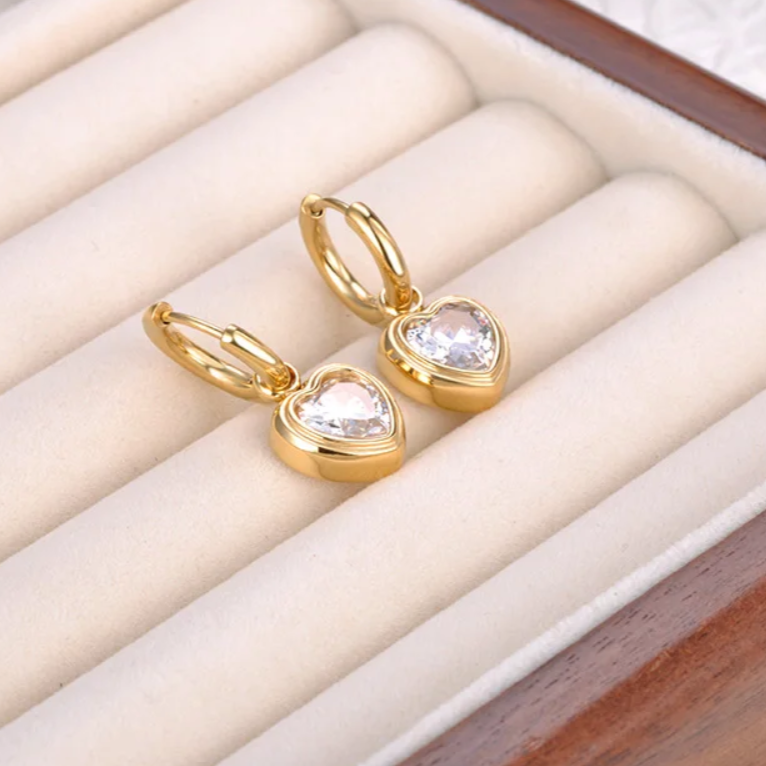 Argolas Heart Sparkle – Elegância Romântica em Aço Inox