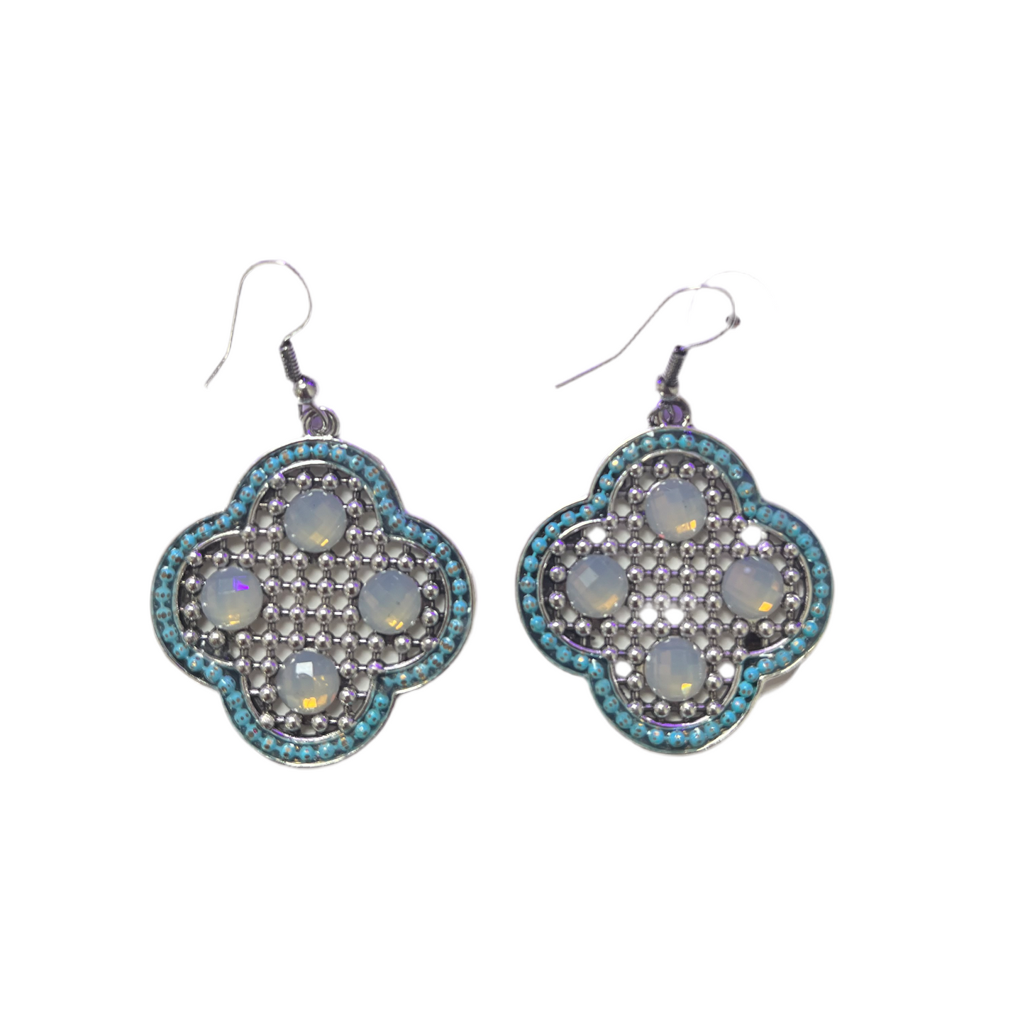 Brincos Boho Trevo na Cor Prata com Pedras Brancas