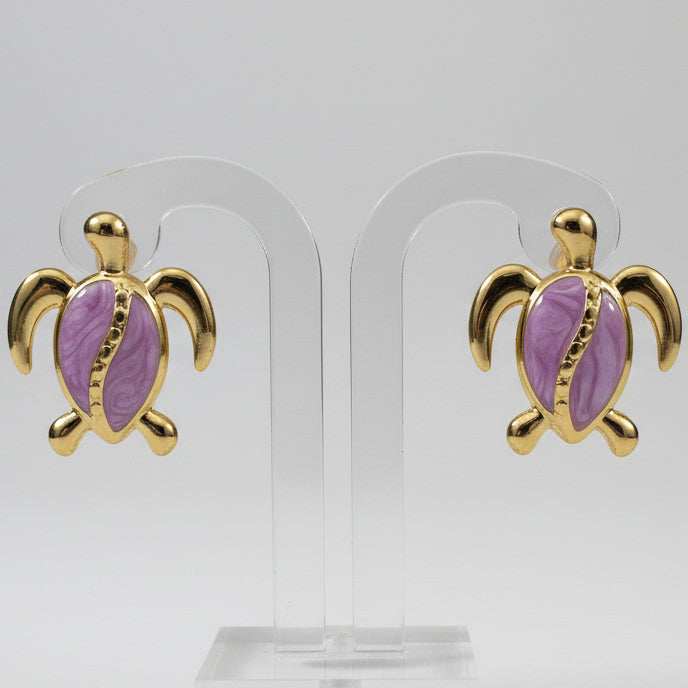 Brincos Sea Turtle Gold & Purple – Simbolismo e Brilho