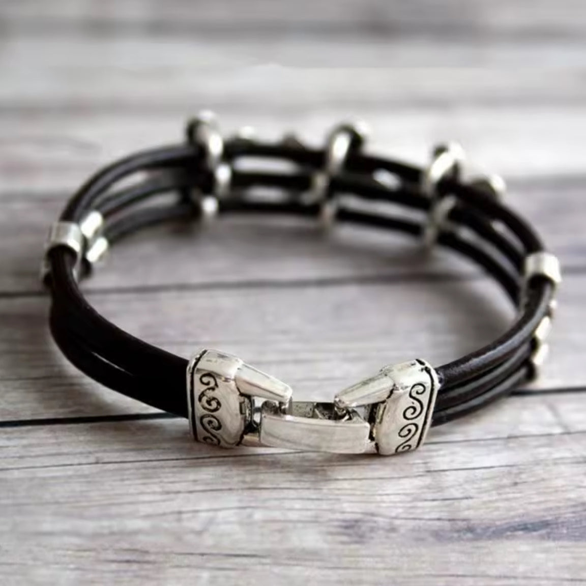 Pulseira de Couro com Detalhes Florais – Prática e Elegante