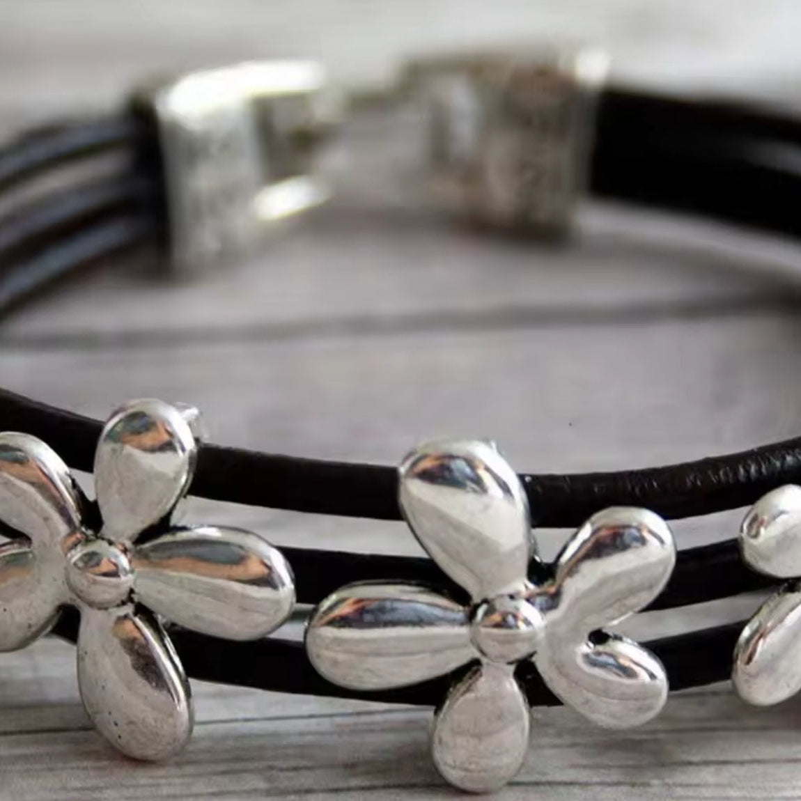 Pulseira de Senhora em Couro, Flor