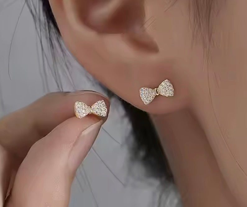Brincos Bow Ouro Tipo Piercing com Zircónia - Fecho de Rosca Hipoalergénico