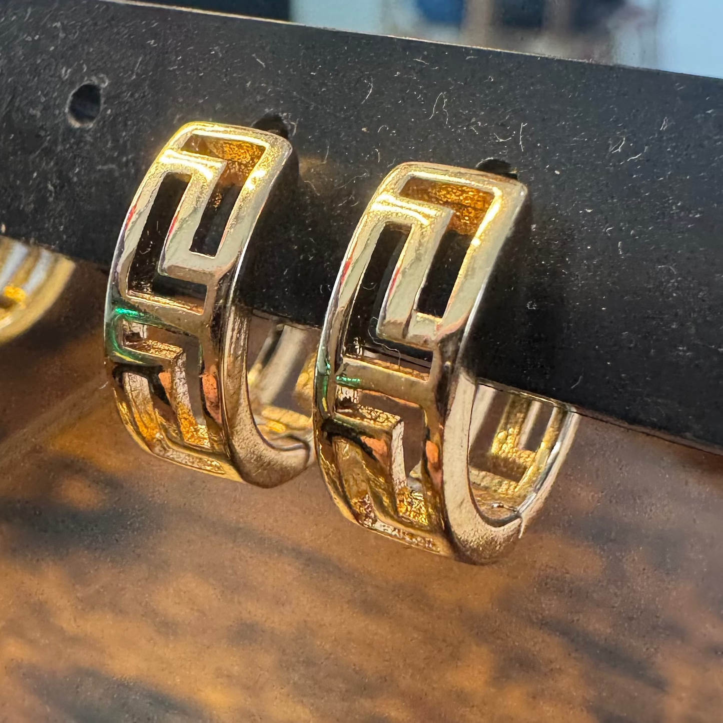 Argolas Pequenas em Ouro Laminado 10K, Tipo Versace