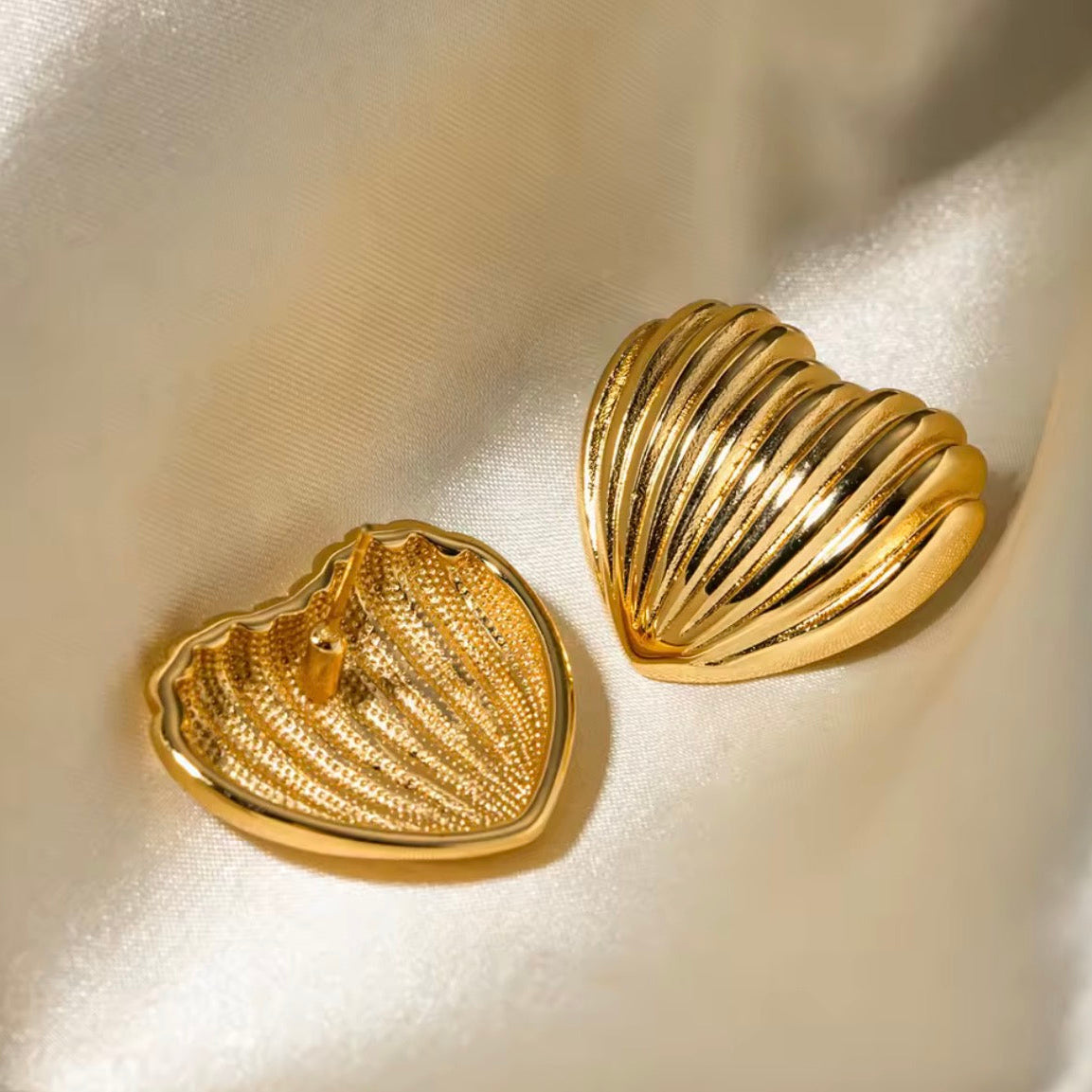 Brincos Ribbed Heart em Aço – Coração Canelado Dourado