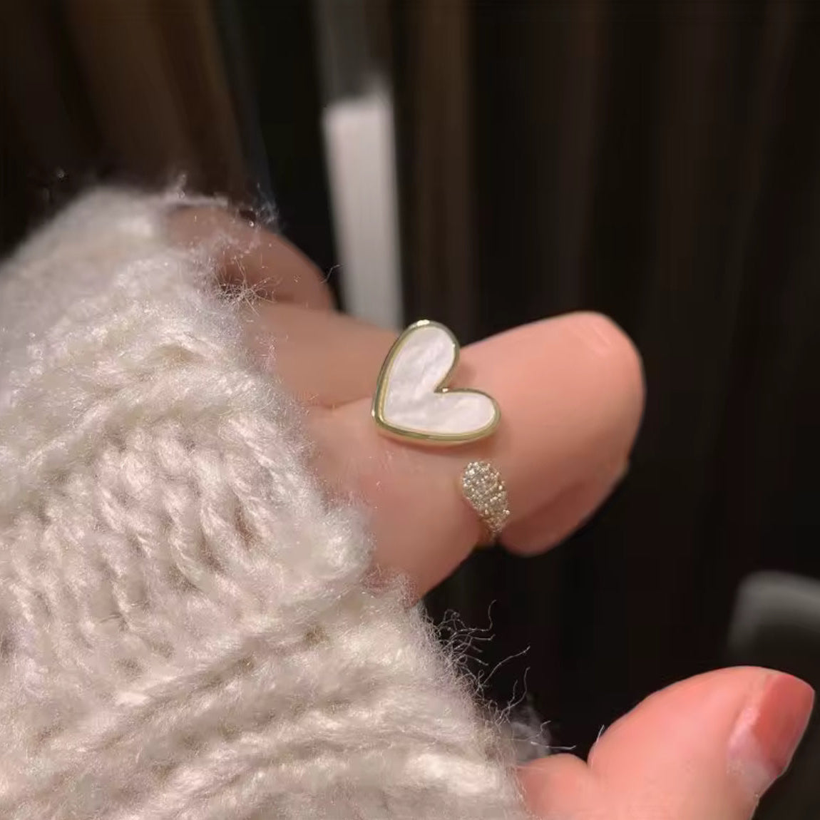 Anel "Amor Radiante" – O Brilho que Abraça o Coração