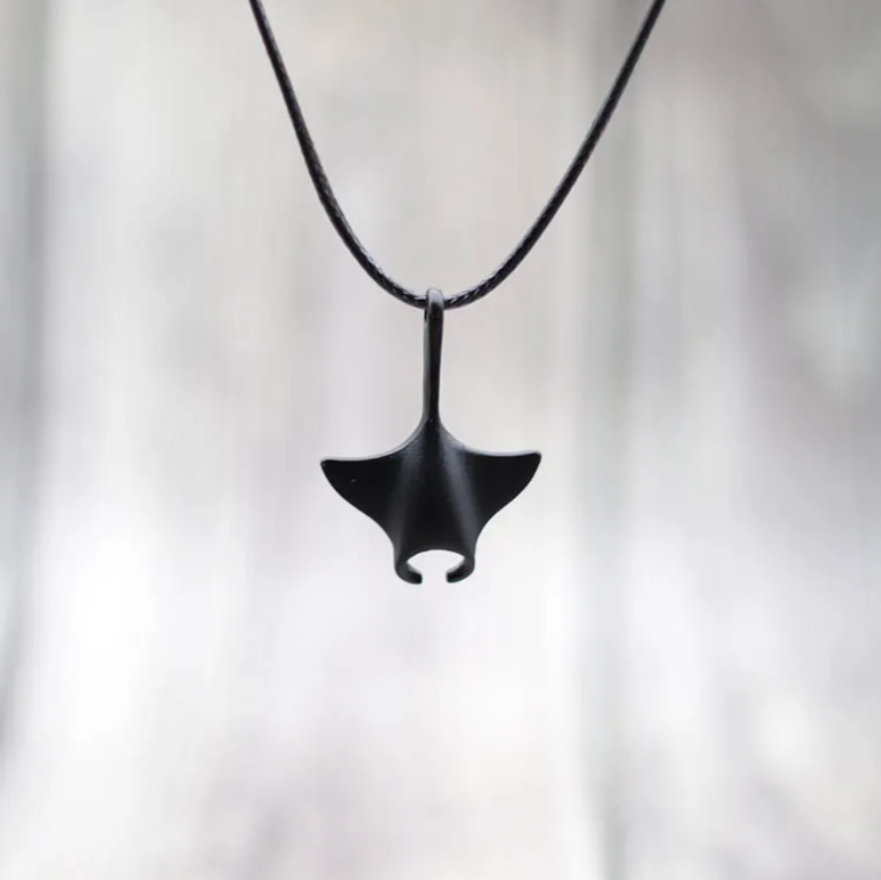 Colar Gargatilha em Corda de Cera com Pingente de Manta em Liga de Zinco