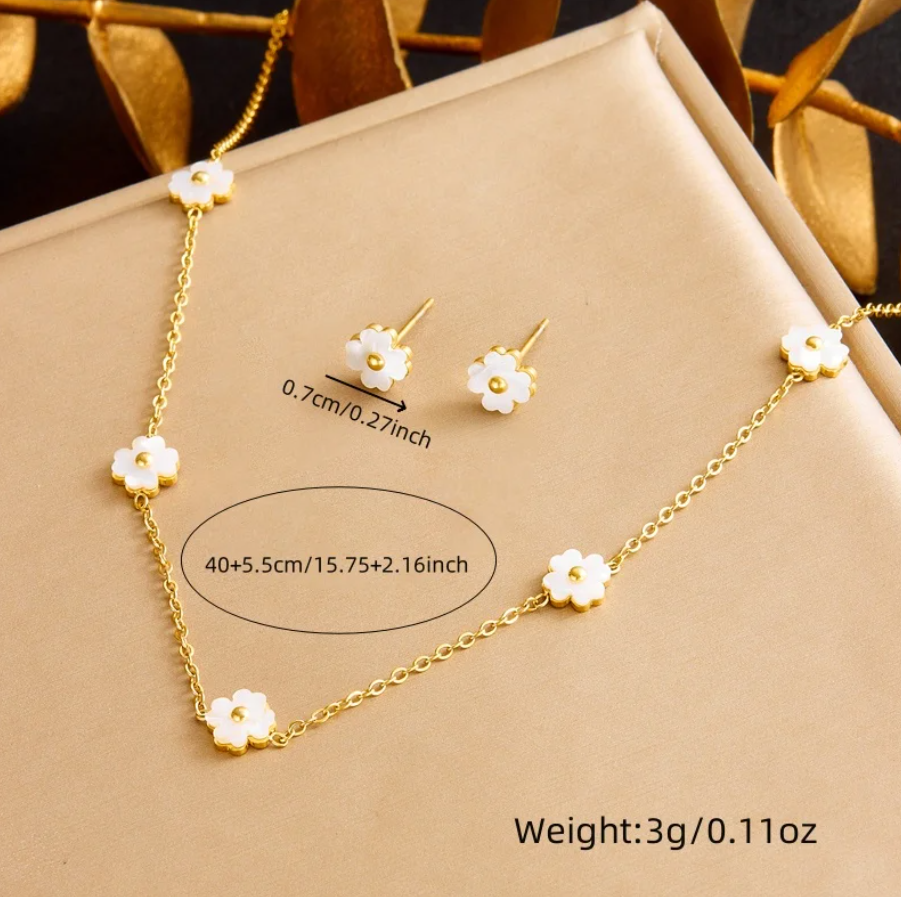 Conjunto White Flower em Aço 316L – A Delicadeza da Natureza no Seu Visual