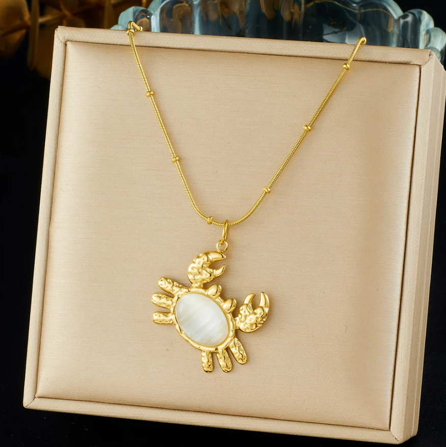 Colar Crab Shell em Aço 316L – A Arte Marinha com Brilho de Madrepérola