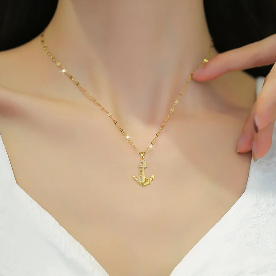 Colar de Âncora em Aço Cirúrgico 316L – Elegância Náutica com Brilho de Zircónias