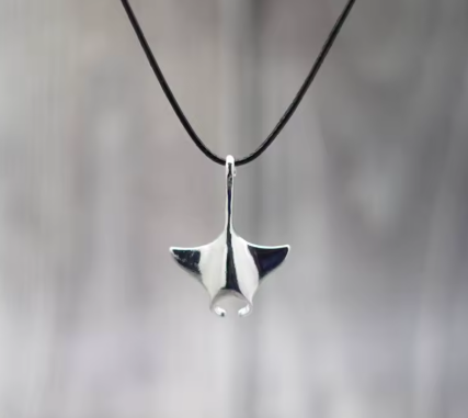 Colar Gargatilha em Corda de Cera com Pingente de Manta Prata