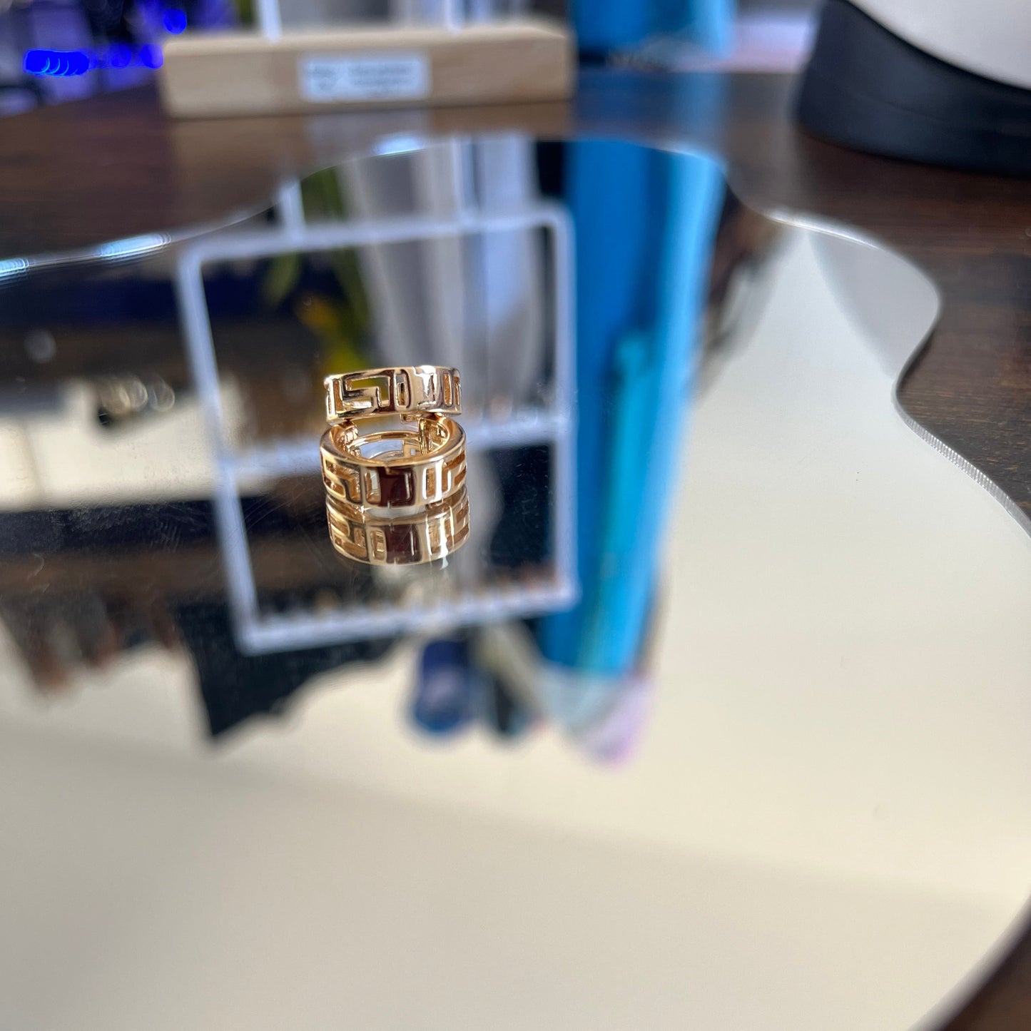 Argolas Pequenas em Ouro Laminado 10K, Tipo Versace