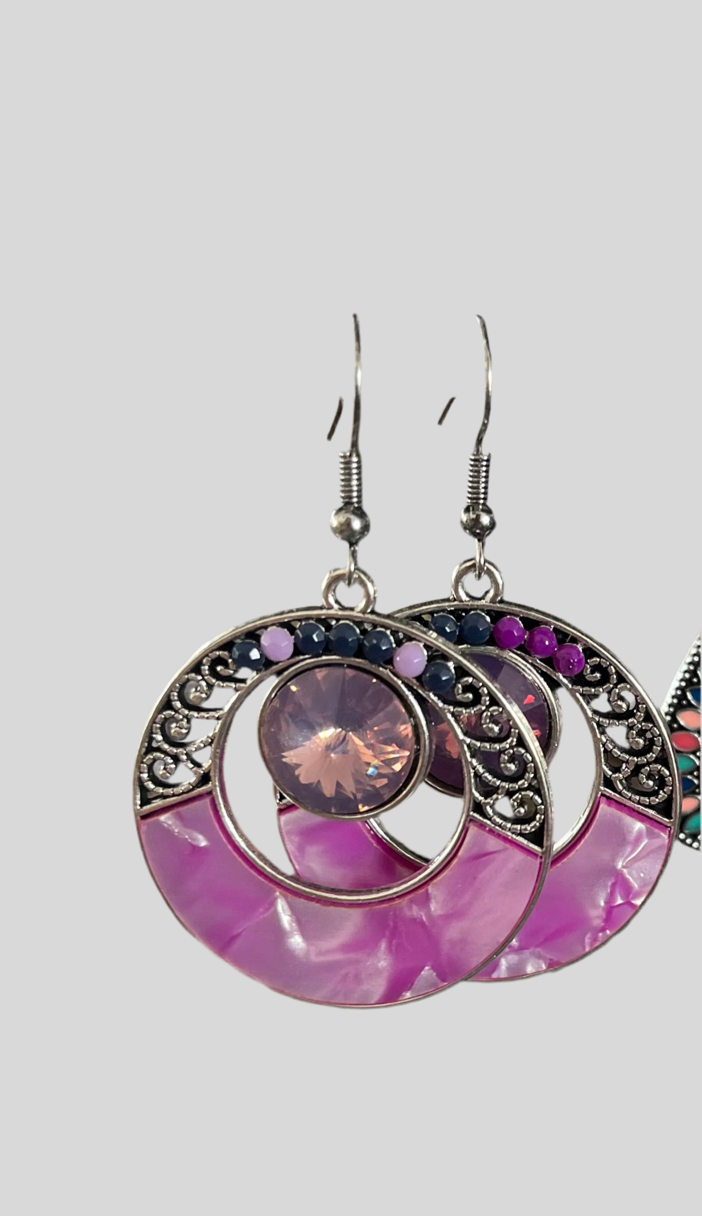 Brincos Boho Argola Vintage na Cor Prata com Pedra Roxa