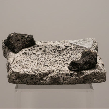 Cinzeiro em Pedra Vulcânica Bruta – Escultura Artesanal por Francisco