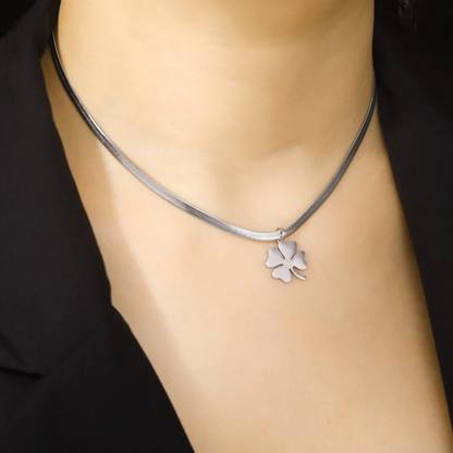 Collier en Acier Argenté Lucky Clover – Votre Dose Quotidienne de Chance
