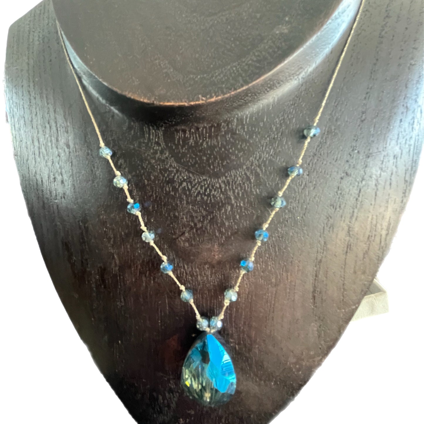 Colar de Senhora Prateado, Lágrima Azul
