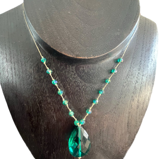Colar de Senhora Prateado, Lágrima Verde