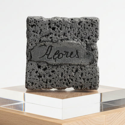 Souvenir des Açores – Aimant en pierre volcanique gravée à la main