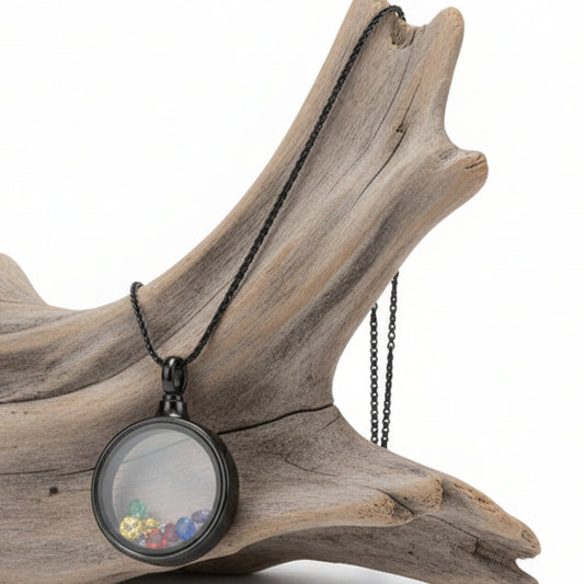 Colar Relicário Black & Rainbow – Sofisticação Minimalista