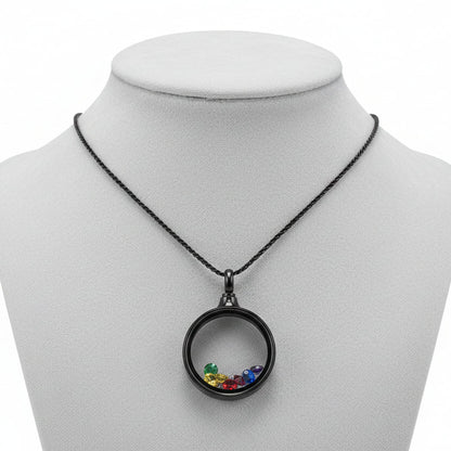 Colar Relicário Black & Rainbow – Sofisticação Minimalista