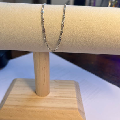 Pulseira de Senhora em Fantasia, Corrente Fina Entrelaçada