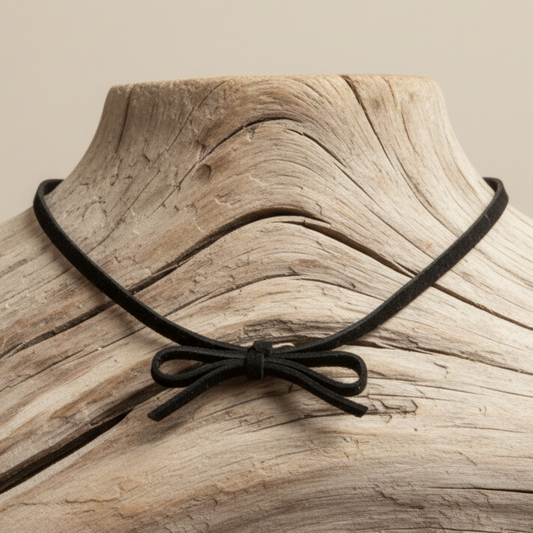 Gargantilha Minimalista com Laço – Elegância Discreta em Veludo