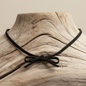 Gargantilha Minimalista com Laço – Elegância Discreta em Veludo