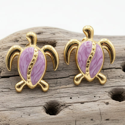 Brincos Sea Turtle Gold & Purple – Simbolismo e Brilho