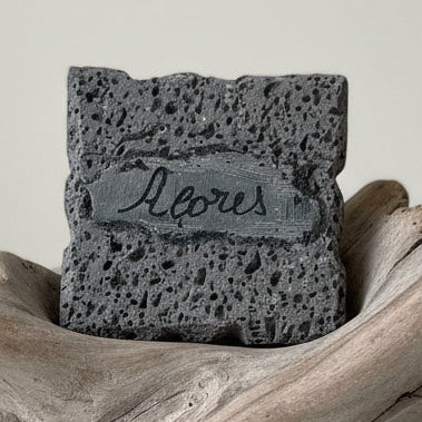 Souvenir des Açores – Aimant en pierre volcanique gravée à la main