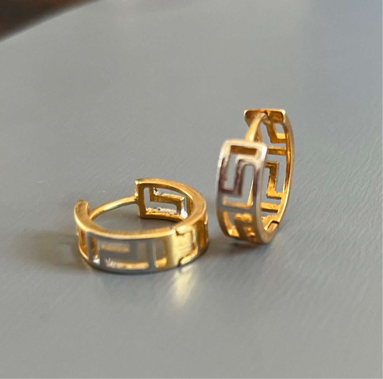 Argolas Pequenas em Ouro Laminado 10K, Tipo Versace