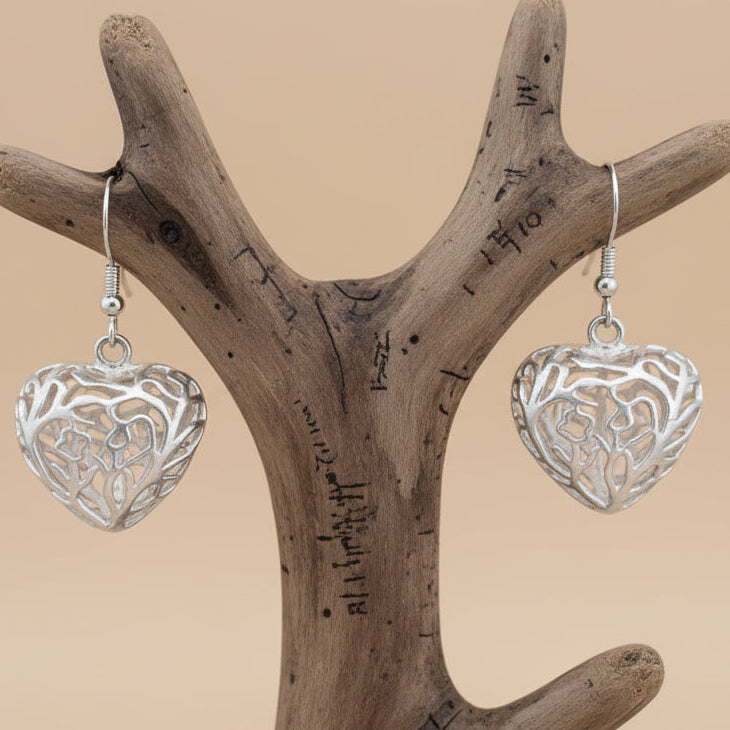 Estes brincos pendentes combinam a inconfundível forma Open Heart com a qualidade superior da prata Tiffany.