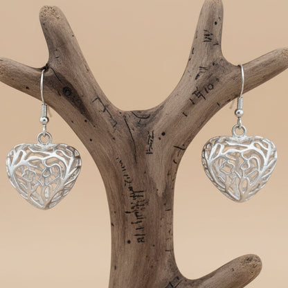 Estes brincos pendentes combinam a inconfundível forma Open Heart com a qualidade superior da prata Tiffany.