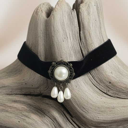 Gargantilha Choker de Veludo com Pérolas Barrocas – Charme Atemporal
