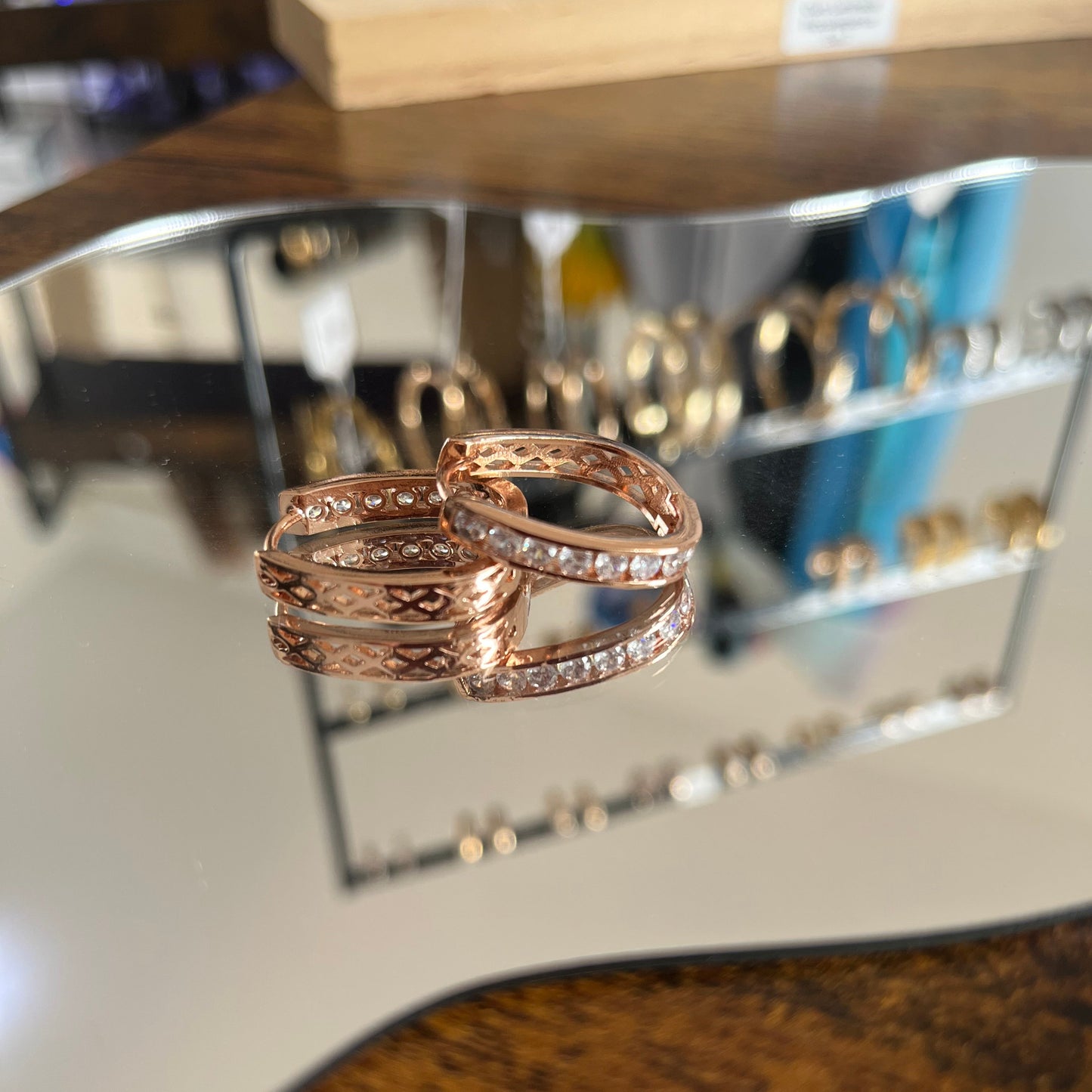 Argolas em Ouro Laminado Rosa 18K com Cristais