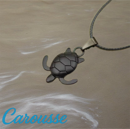 Colar Artesanal com Cordão de Couro e Pingente de Tartaruga
