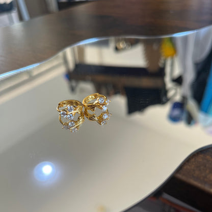 Argolas Pequenas em Ouro Laminado 10K com Zircões