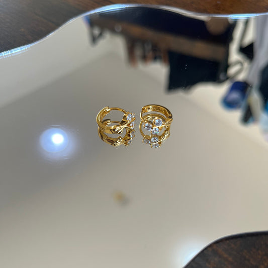 Argolas Pequenas em Ouro Laminado 10K com Zircões