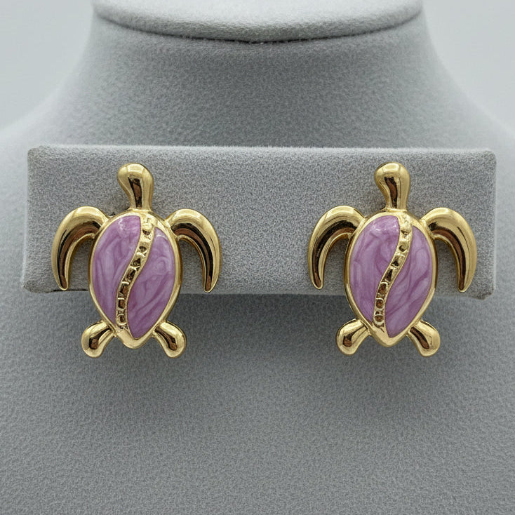 Brincos Sea Turtle Gold & Purple – Simbolismo e Brilho