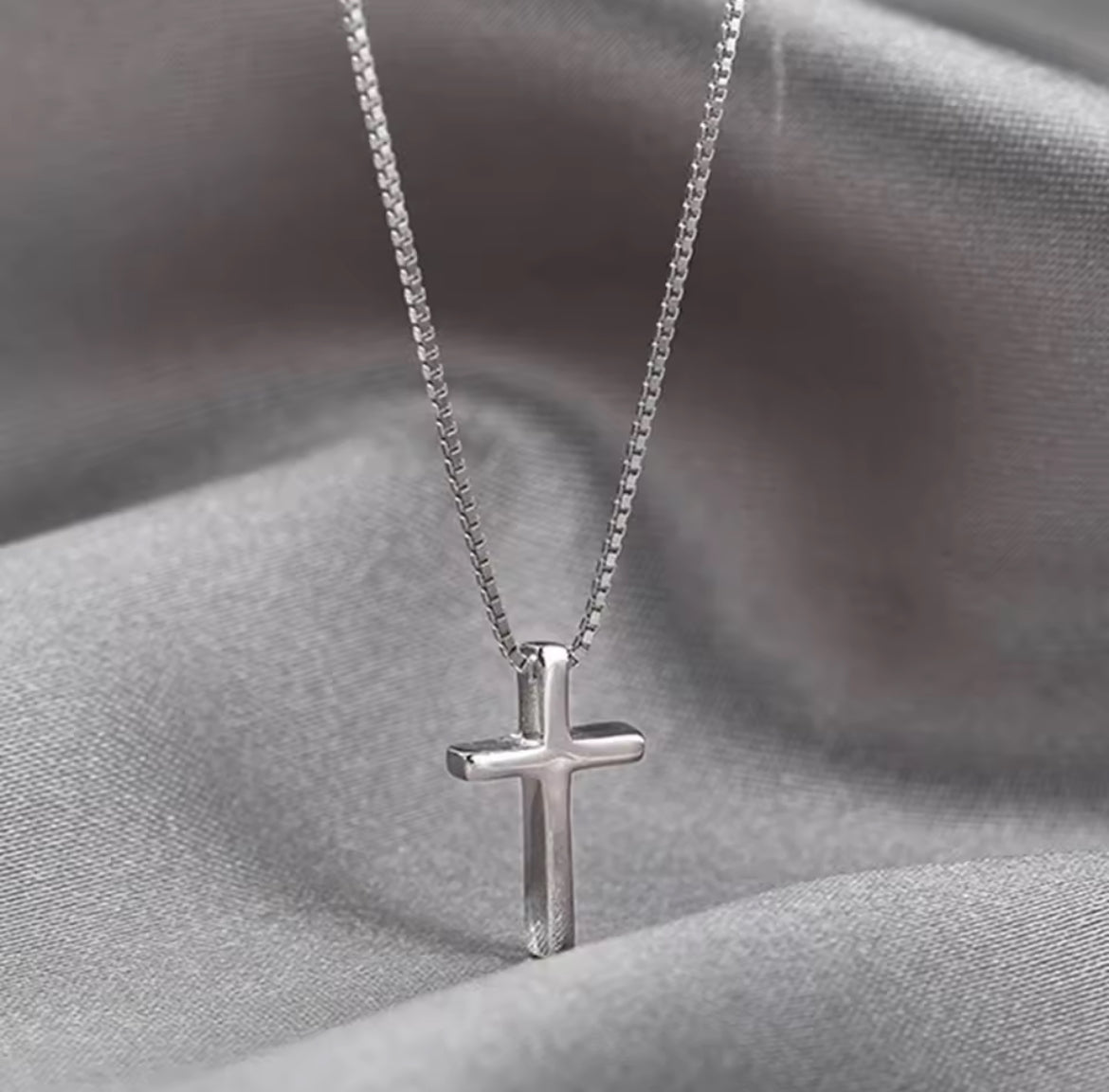 Colar com Pingente Cruz em Cobre, cor Prata
