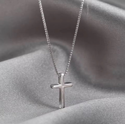 Colar com Pingente Cruz em Cobre, cor Prata
