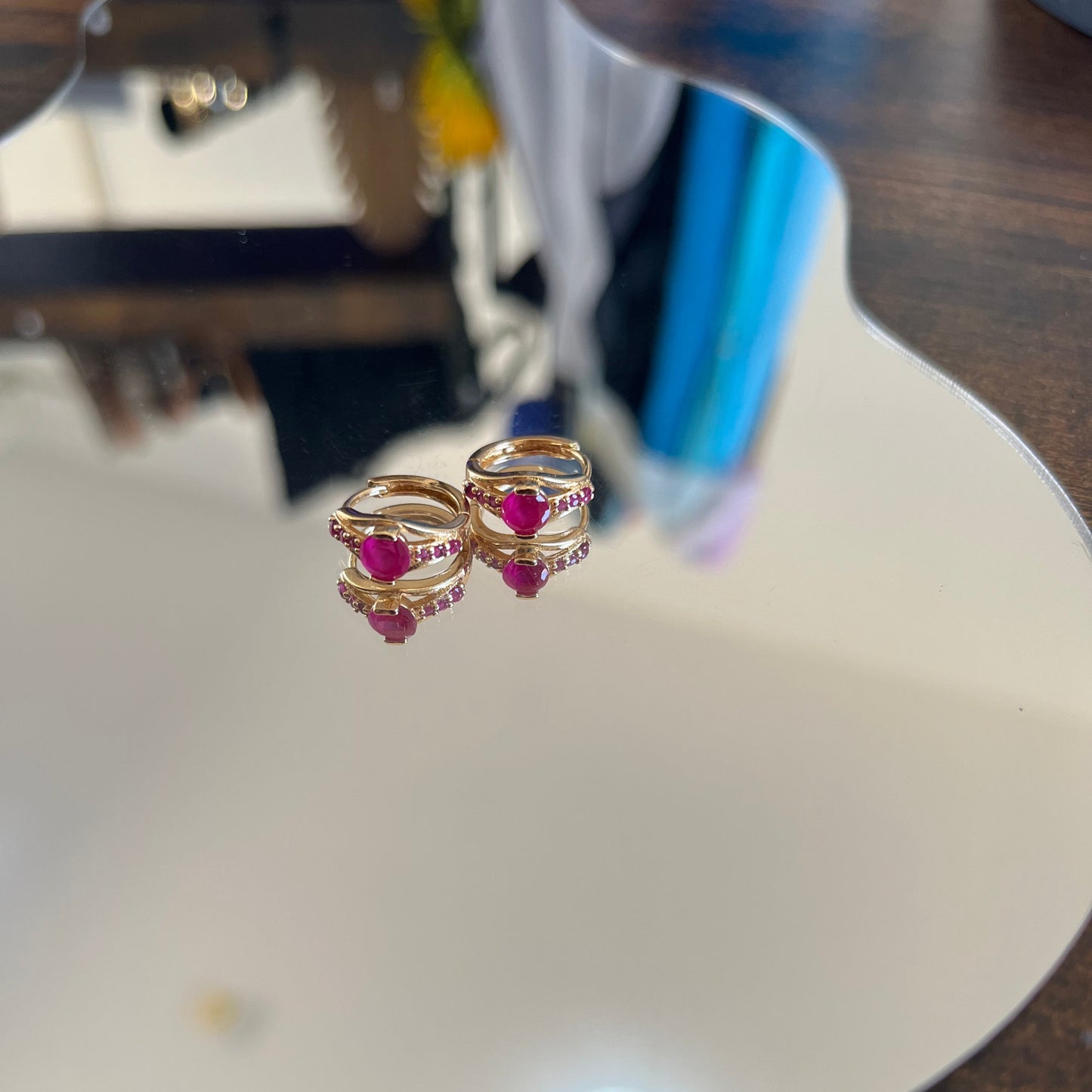Argolas Pequenas em Ouro Laminado 10K com Rubis