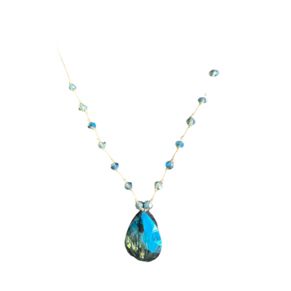 Colar de Senhora Prateado, Lágrima Azul