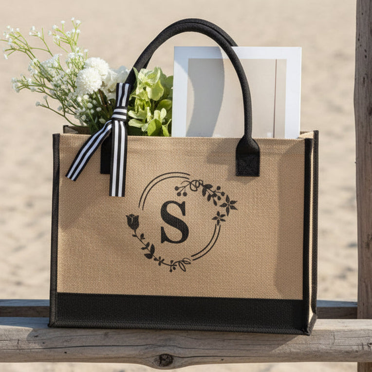 Bolsa Monograma "S": A Sua Identidade com o Charme da Riviera